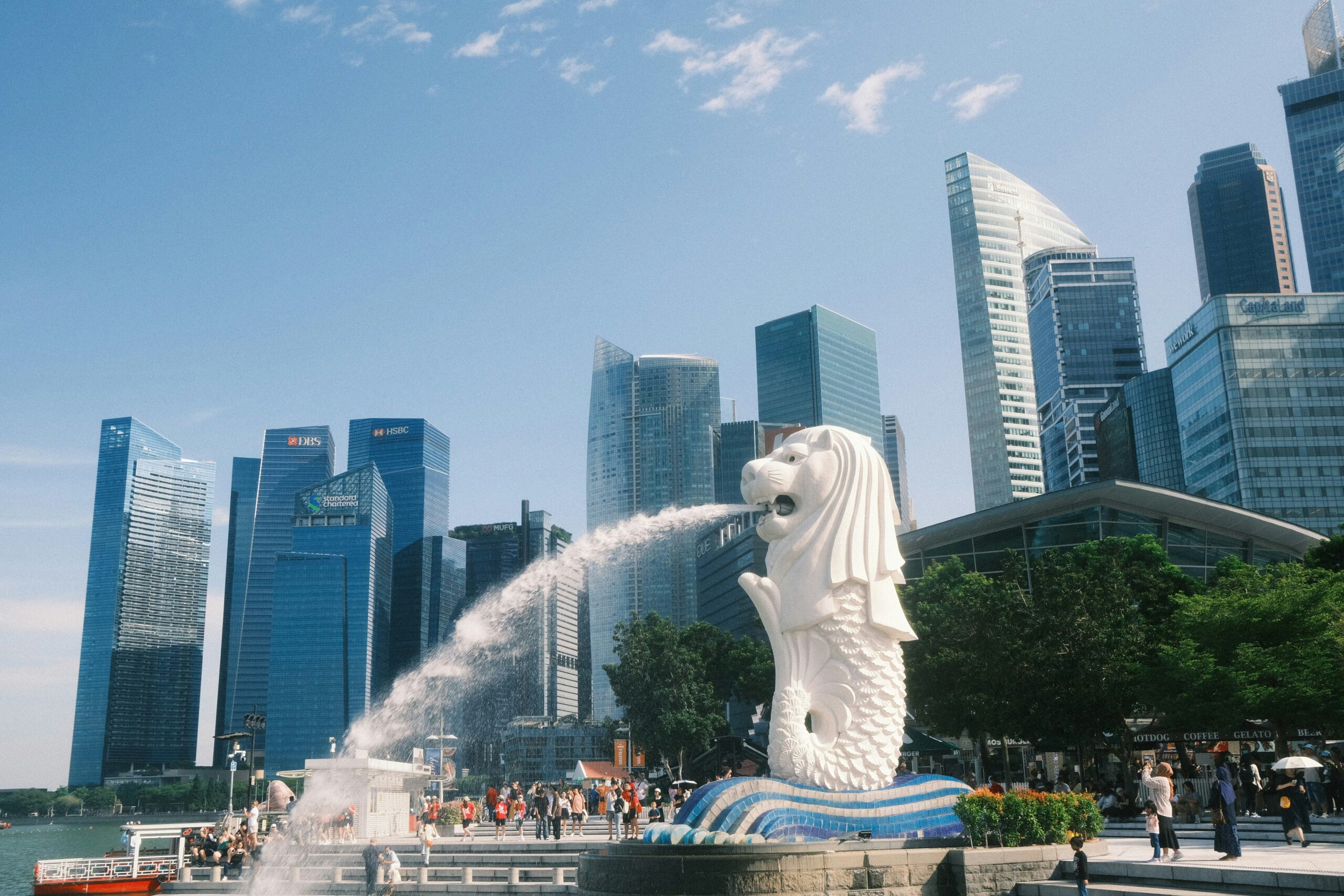 Singapore travel guide: Merlion fountain Marina Bay skyline skyscrapers blue sky