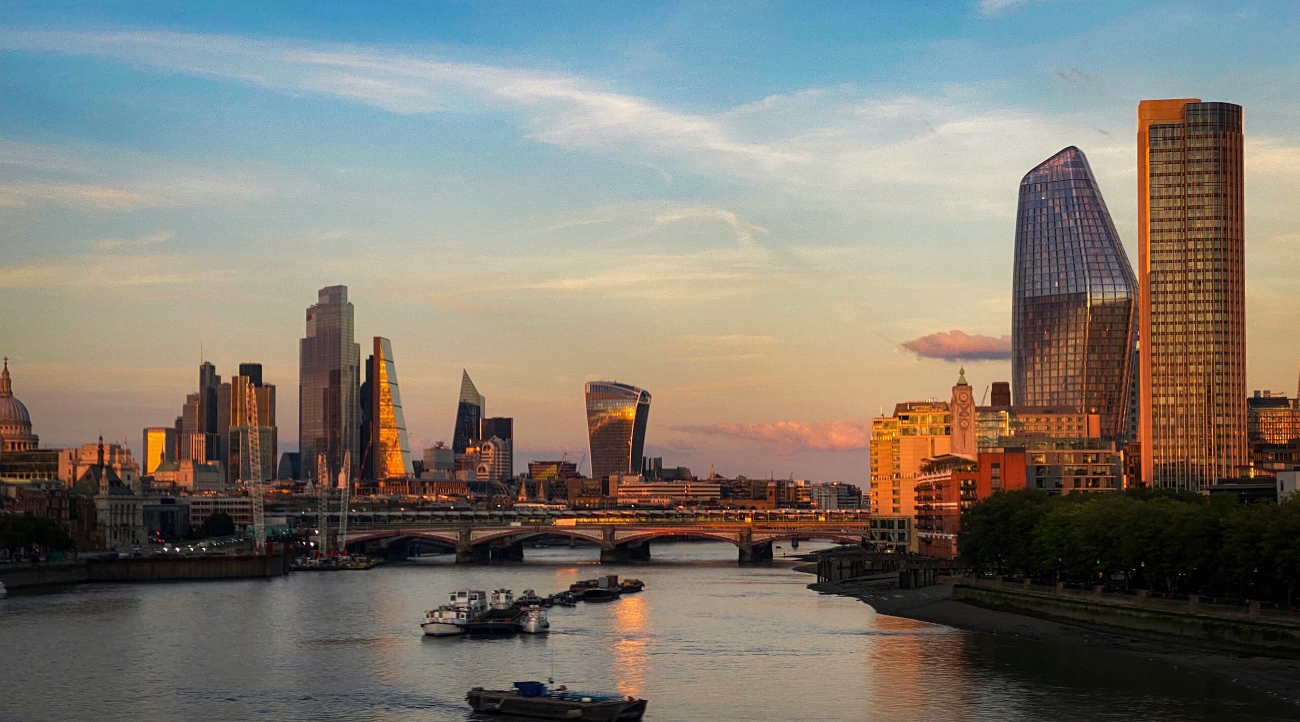 London travel guide: Big Ben Houses of Parliament spring daffodils sunset purple sky