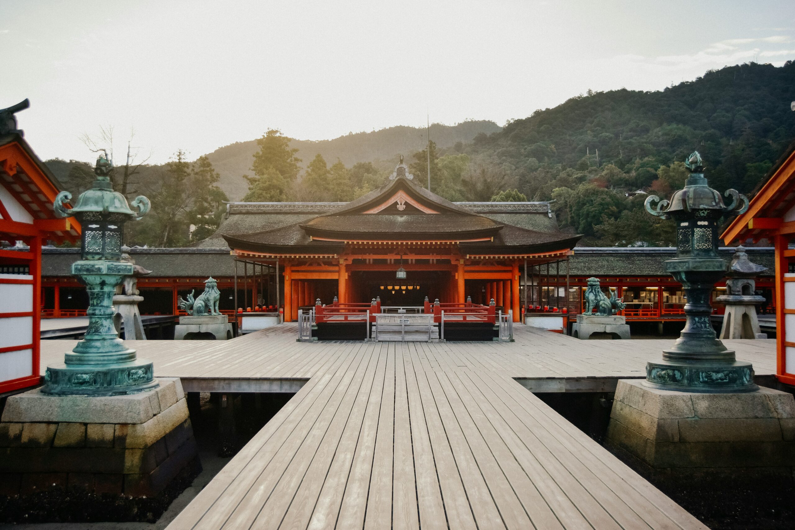 Best time to visit Japan: autumn leaves koyo season Kyoto temple