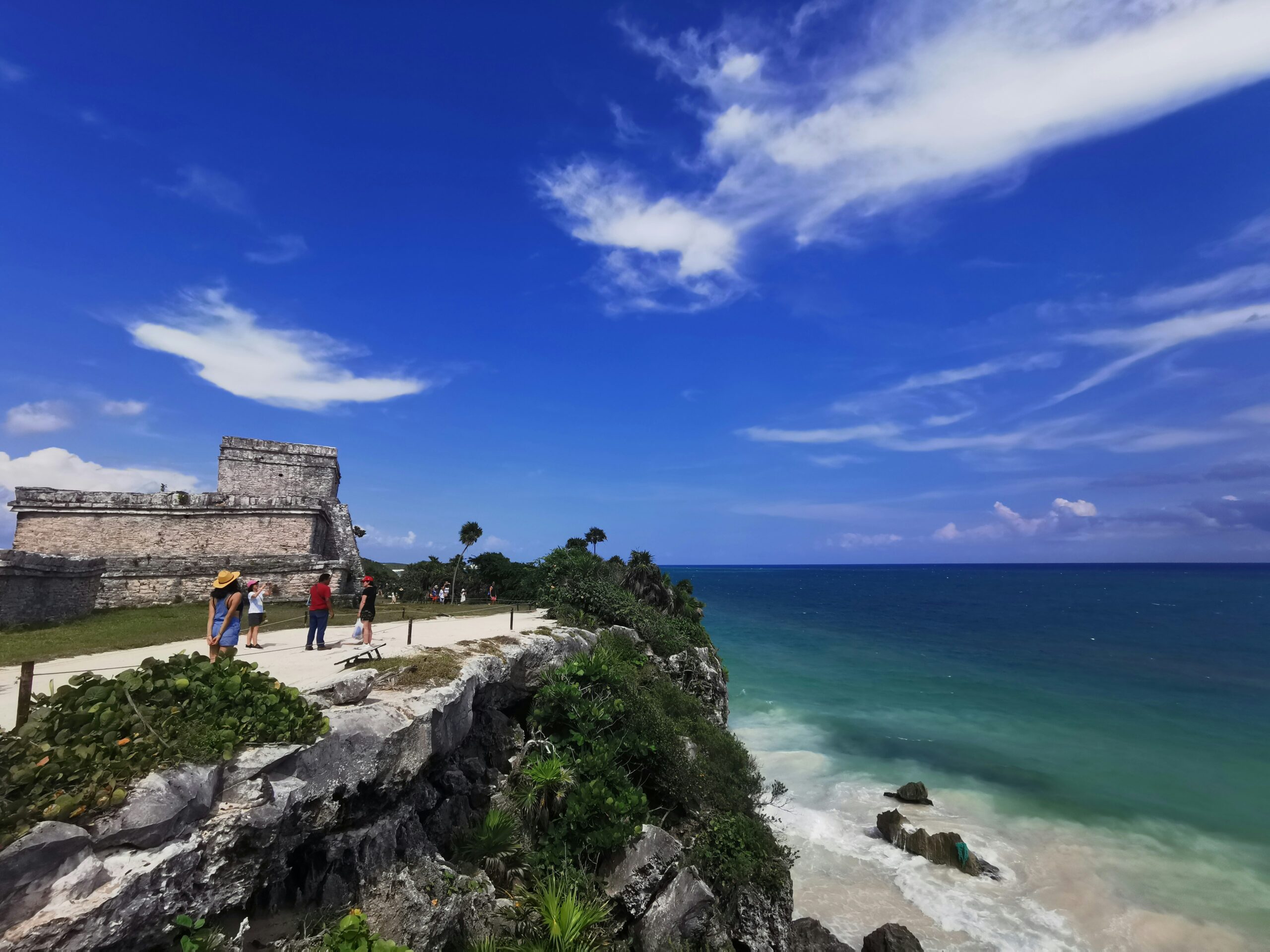 Tulum travel guide: Maya ruins cliff Caribbean sea turquoise Tulum Mexico