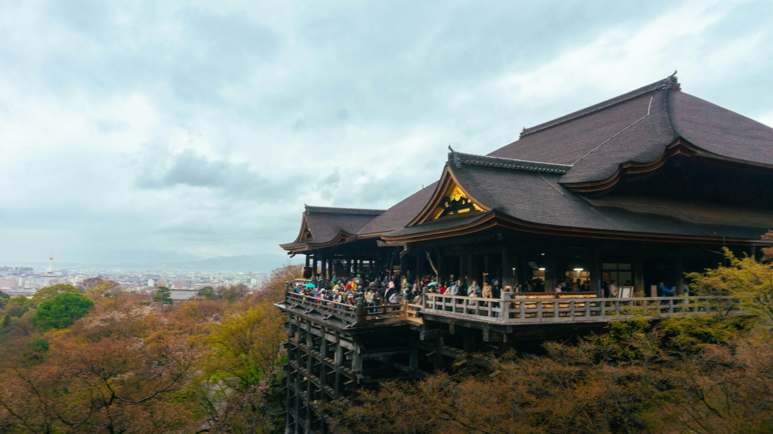 Kyoto travel guide: Arashiyama river boat autumn foliage Kyoto Japan