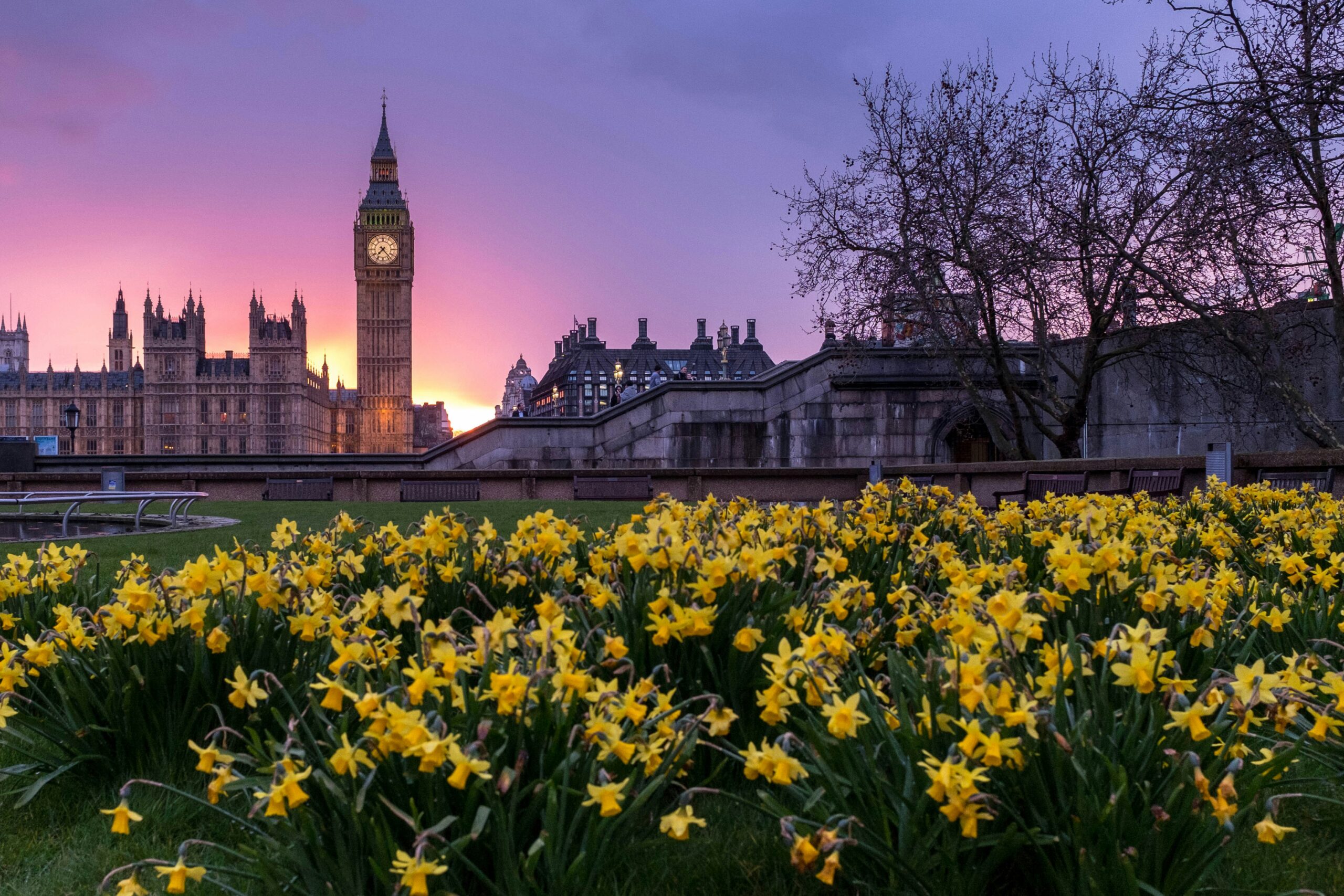 London travel guide: London skyline Thames River sunset City skyscrapers golden hour